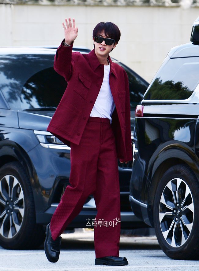 seokjinfile's tweet photo. ICONIC KIM SEOKJIN https://t.co/AKlOz5G2UV