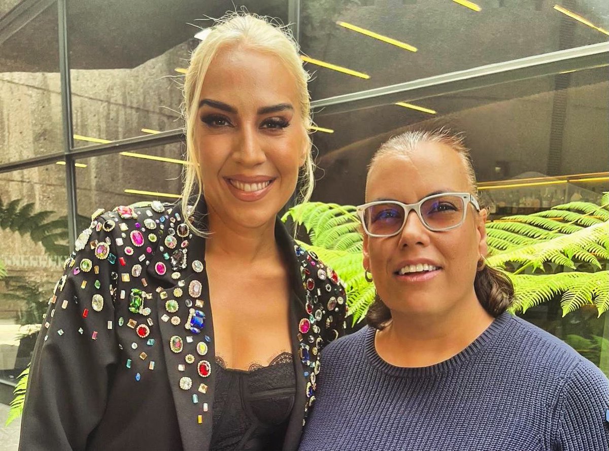 Dioni_Gonzalez's tweet photo. Hace 30 años entrevisté a una joven con muchos sueños en su debut. Fuerte y sensible @monicanaranjo está lista para iniciar en enero la celebración de un gran camino. La gira iniciará en México el punto de partida de ese éxito internacional. Felicidades Mónica 👏🎤🎵🌎 https://t.co/dI2zrJ41ZJ