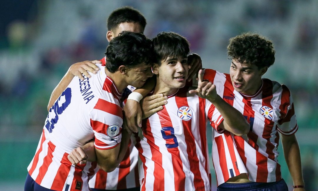 VSportsTM's tweet photo. PARAGUAY 🇵🇾 ESTÁ EN LA FINAL DEL SUDAMERICANO SUB-15 🏆

Venció 4-3 por penales a Argentina, después de empatar 2-2. Llega a esta instancia por tercera vez (en 2004 y 2009 fue campeón). Se enfrentará a Ecuador 🇪🇨 para dirimir el título. https://t.co/U64ubkUZcE