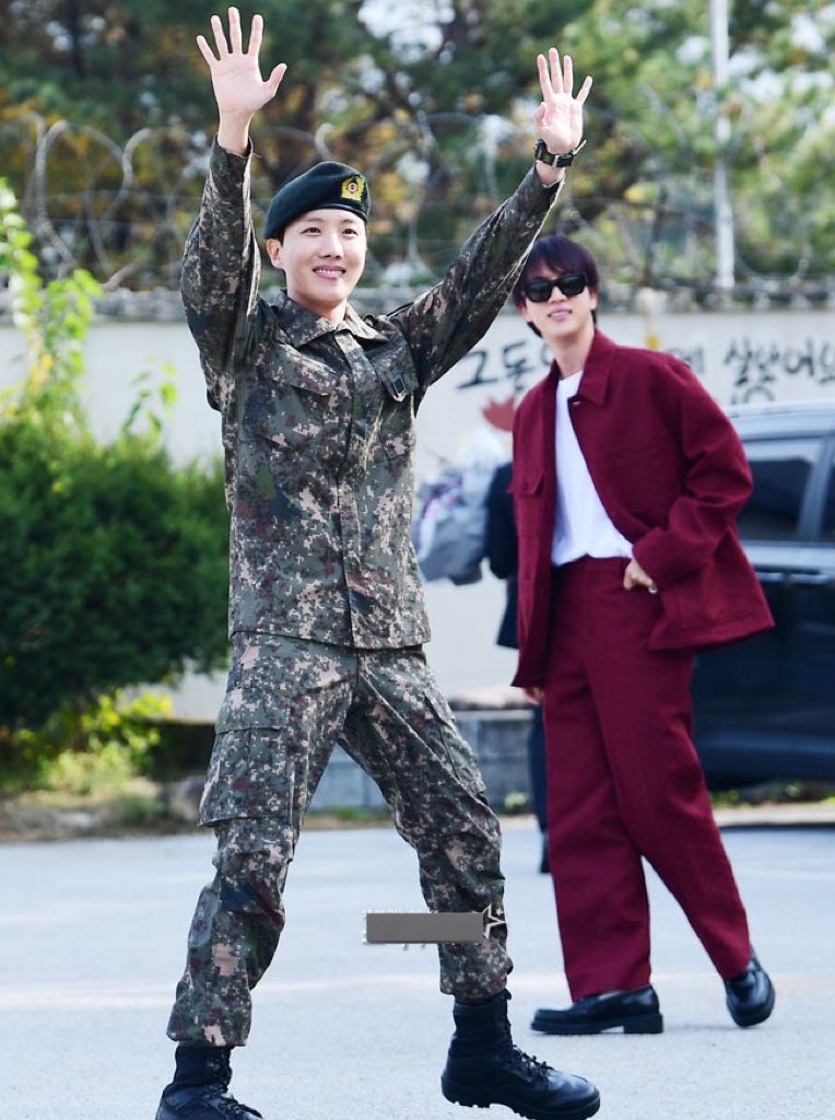 btspicstwt_'s tweet photo. [📸 PHOTOS] 

#Jhope official Military Discharge | #Jin (4)

WELCOME BACK J-HOPE  
#OurPieceOfPeacelsHere 
#HOBI_HOMECOMING https://t.co/WUUCQ2Bqx8