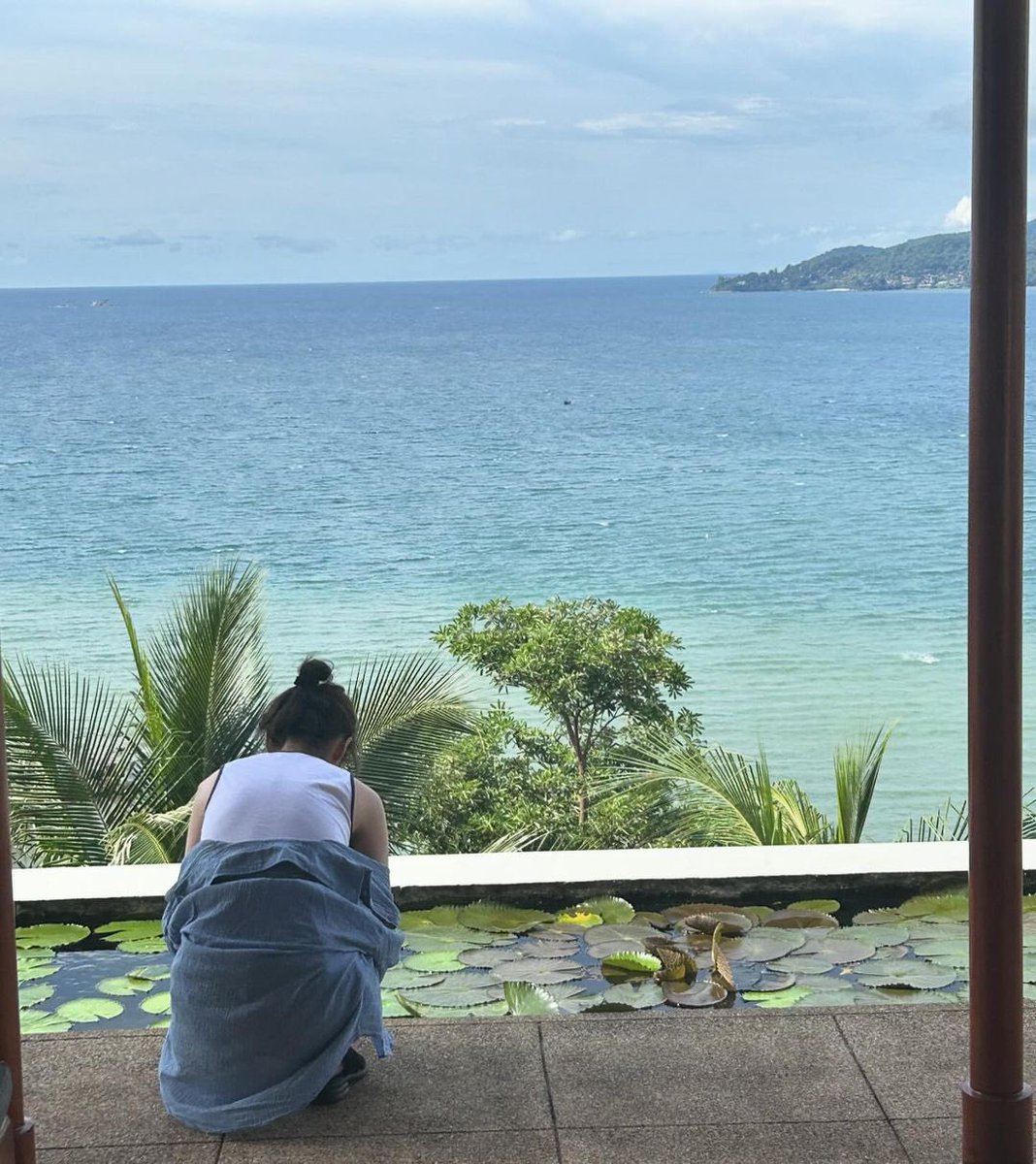 IUteamstarcandy's tweet photo. [IU IG] 241017 “👧🏻👩‍❤️‍👨🙆🏻‍♀️🙆🤰👨‍🍼👵🏻💏🏝️”

#IU #아이유 
https://t.co/f4v7aynpfJ https://t.co/ZR1w3khnqO