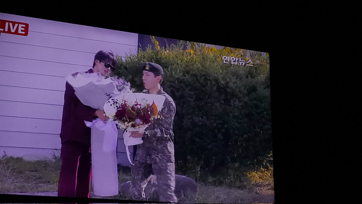 BrendaF1508's tweet photo. 2SEOK LOS AMOOOOOO
#Jin 
#HOBI_HOMECOMING 
#BTS 
#army https://t.co/64hByP6Bj4