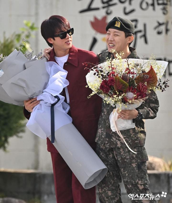 BrendaF1508's tweet photo. 2SEOK LOS AMOOOOOO
#Jin 
#HOBI_HOMECOMING 
#BTS 
#army https://t.co/64hByP6Bj4