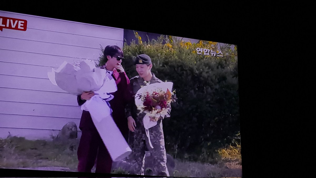 BrendaF1508's tweet photo. 2SEOK LOS AMOOOOOO
#Jin 
#HOBI_HOMECOMING 
#BTS 
#army https://t.co/64hByP6Bj4