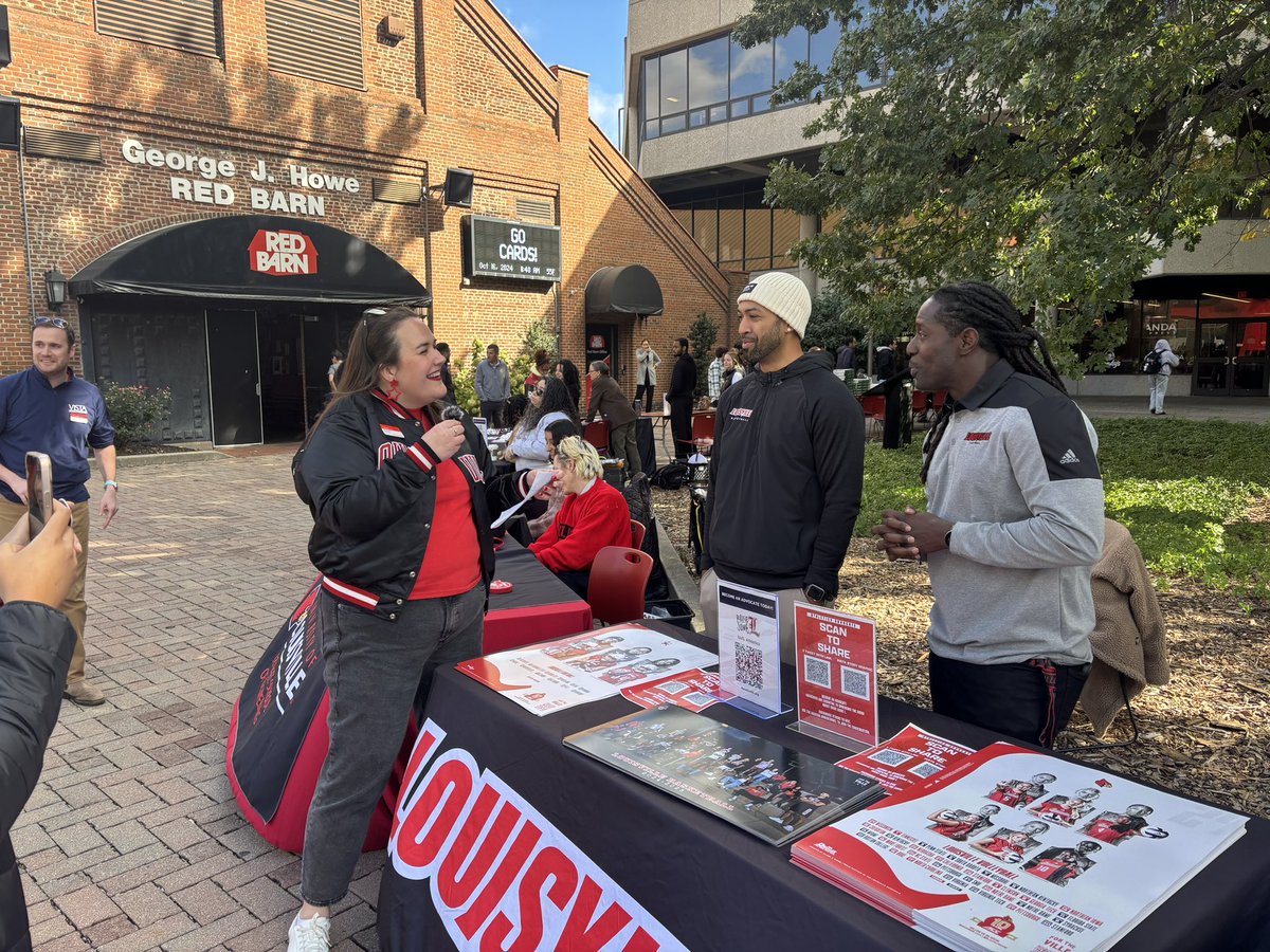 jessapeakebae89's tweet photo. I had so much fun directing the @uoflalumni #RaiseSomeL live segment this morning with @joshheird, @PeypeySiva3, @deionbranch84, @ULPresSchatzel, and many more! There’s still time to give at https://t.co/jLF8XejZq3! Make your gift and make an impact! https://t.co/5337TtRgtr
