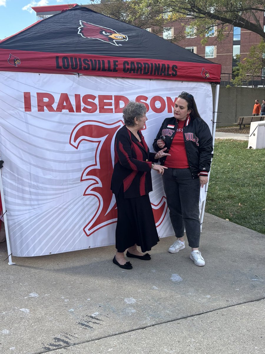 jessapeakebae89's tweet photo. I had so much fun directing the @uoflalumni #RaiseSomeL live segment this morning with @joshheird, @PeypeySiva3, @deionbranch84, @ULPresSchatzel, and many more! There’s still time to give at https://t.co/jLF8XejZq3! Make your gift and make an impact! https://t.co/5337TtRgtr