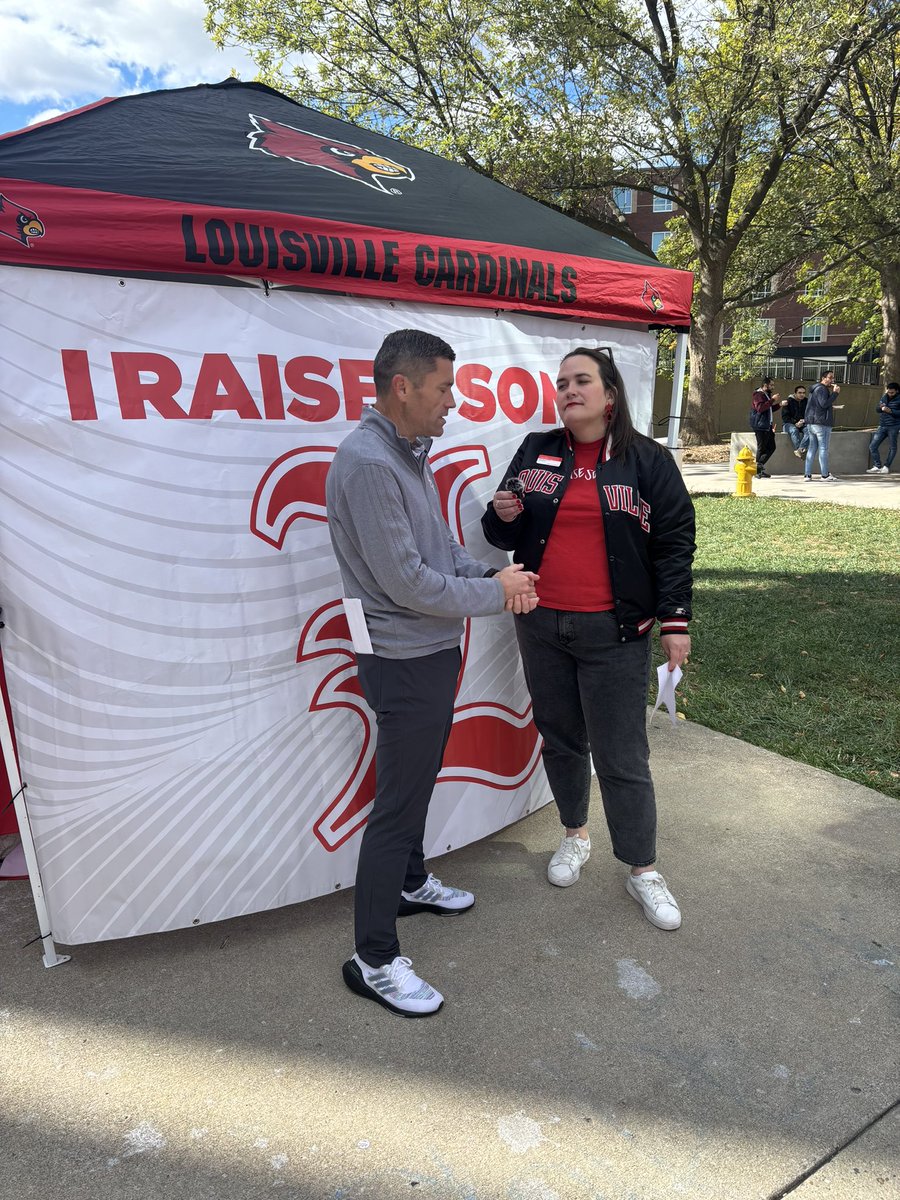 jessapeakebae89's tweet photo. I had so much fun directing the @uoflalumni #RaiseSomeL live segment this morning with @joshheird, @PeypeySiva3, @deionbranch84, @ULPresSchatzel, and many more! There’s still time to give at https://t.co/jLF8XejZq3! Make your gift and make an impact! https://t.co/5337TtRgtr