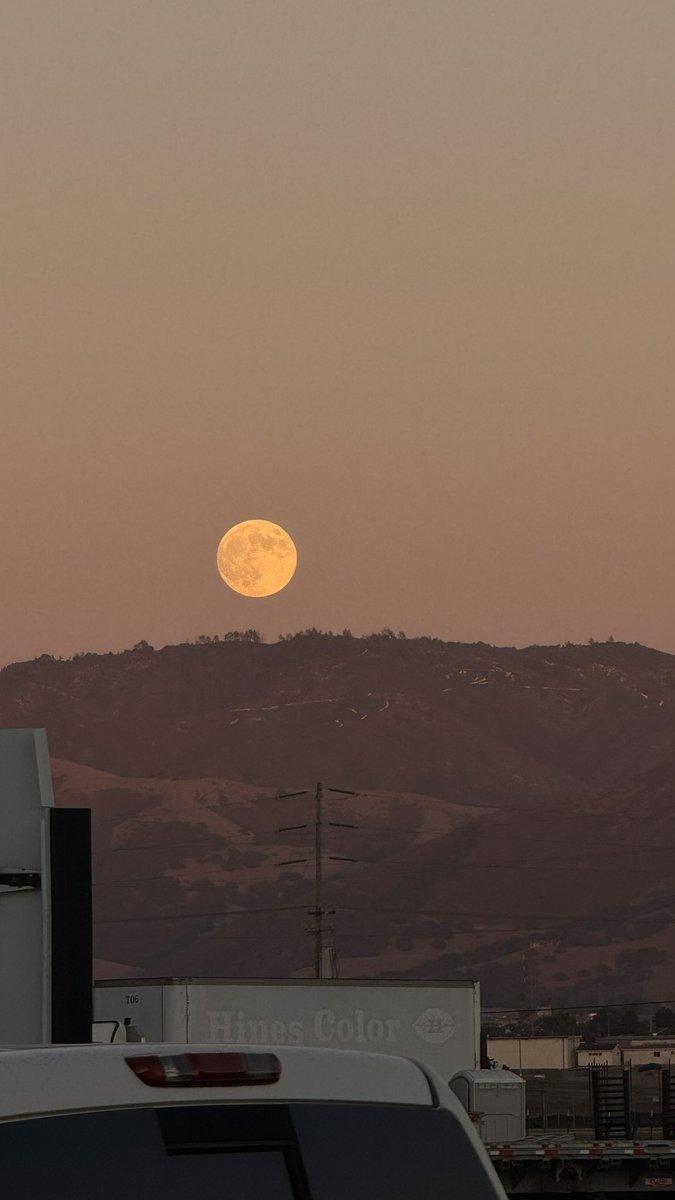 _sincerlyyB's tweet photo. The moon , can’t believe i took this 😍 https://t.co/Cs00YIuPq4