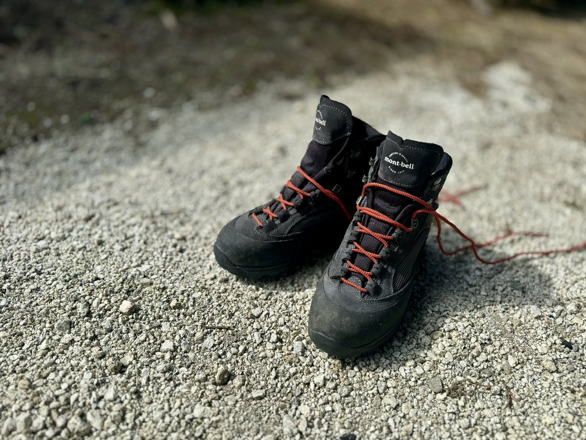 ROAs_Cafe's tweet photo. 初めて登山靴を購入し、涸沢カールへ行って来ました。靴はモンベルから後日配送されたのですが、店舗で試し履きした時より右足のつま先が狭い。
案の定靴下を履くと狭くて痛みが出るので、靴擦れ覚悟で靴下を脱いで下山しました。
購入したモンベルへ相談に乗って貰う予定です。

#登山　#モンベル https://t.co/ccT2sdPl8U