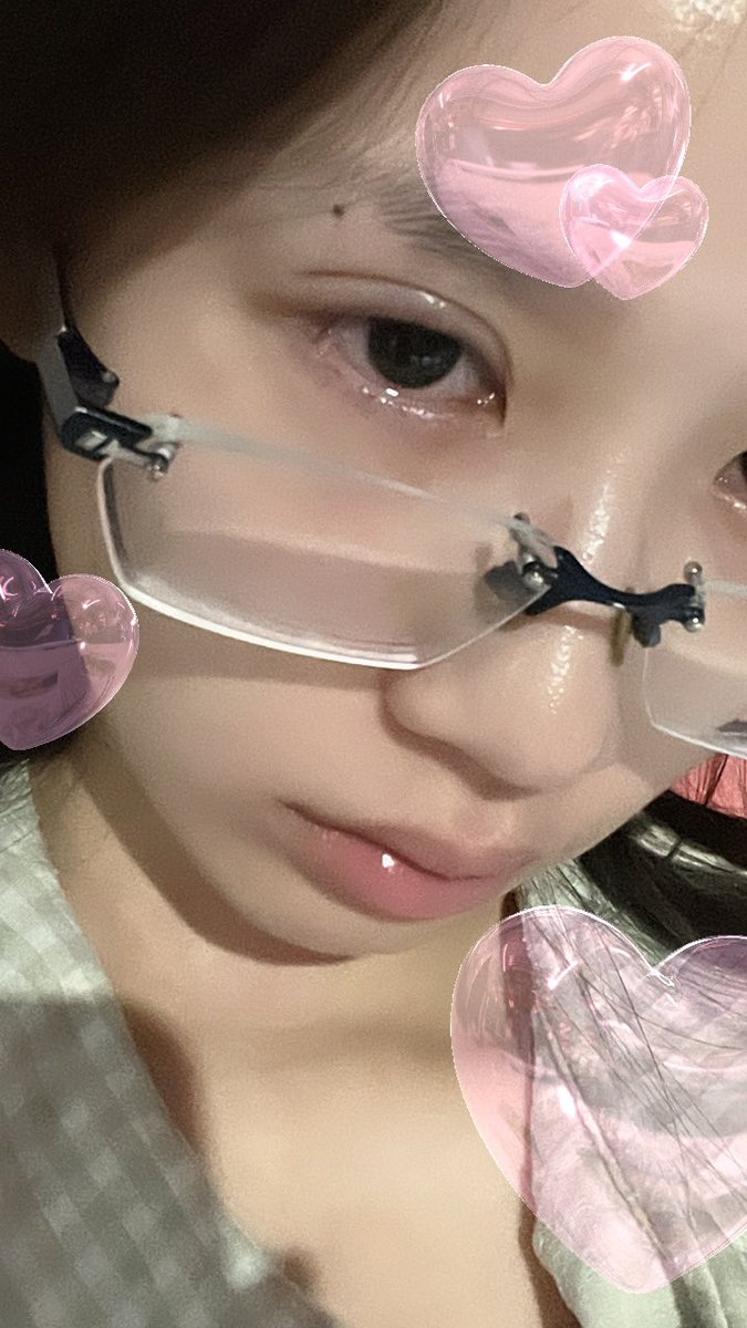sizzyeng's tweet photo. JY: My eyes are swollen. Ciize also uploaded the video when we watched the concert🥹 *cries*  Time may help things get better, but now I'm just reading, watching videos, and I can't stop crying.

#SIZZYGirlGroup https://t.co/axHGf1JRhx