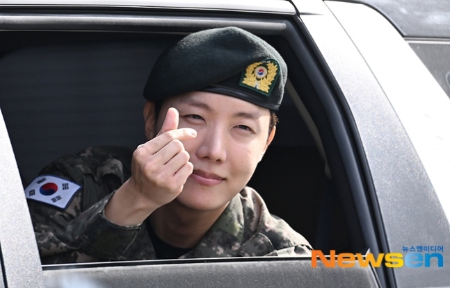 Kstyle_news's tweet photo. 【PHOTO】BTSのJ-HOPE、本日（10/17）除隊！ジンもお迎えに駆け付ける

▼ジンがマイク持ちに🎤動画はこちら
https://t.co/ZHzGm3PUNI

#jhope #ホソク #ホビ #ジン #JIN #BTS https://t.co/YhX53ZQNmM