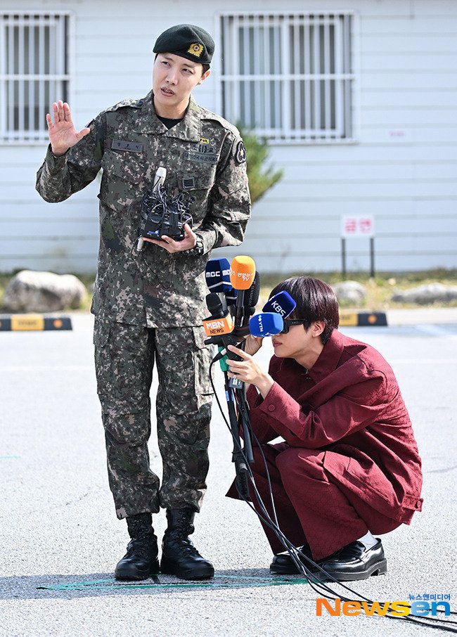 #jhope <a href="/BTS_twt/">방탄소년단</a> “ผมปลดประจำการแล้วพร้อมสุขภาพที่แข็งแรงครับ ก่อนอื่นขอขอบคุณคุณนักข่าวที่เดินทางกันมาไกล ผมปลดประจำการอย่างแข็งแรงและปลอดภัยดีเพราะแฟน ๆ ทุกคน ผมใช้ชีวิตเป็นทหารประจำการ รับหน้าที่ผู้ช่วยครูฝึกเป็นเวลา 1 ปี 6 เดือน ผมได้ออกไปเดินแถวอยู่หลายครั้ง ทุก ๆ