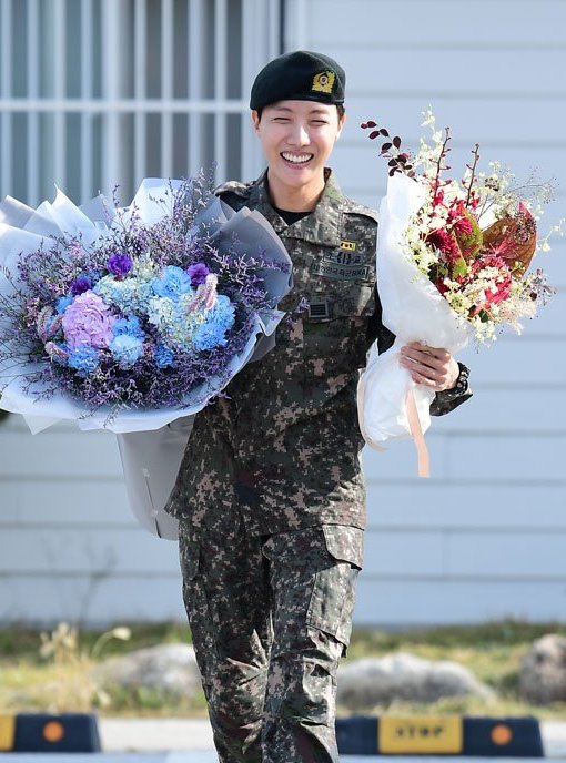 mhereonlyforbts's tweet image. HOBI BEAUTIFUL SMILE OMG🫶🥹