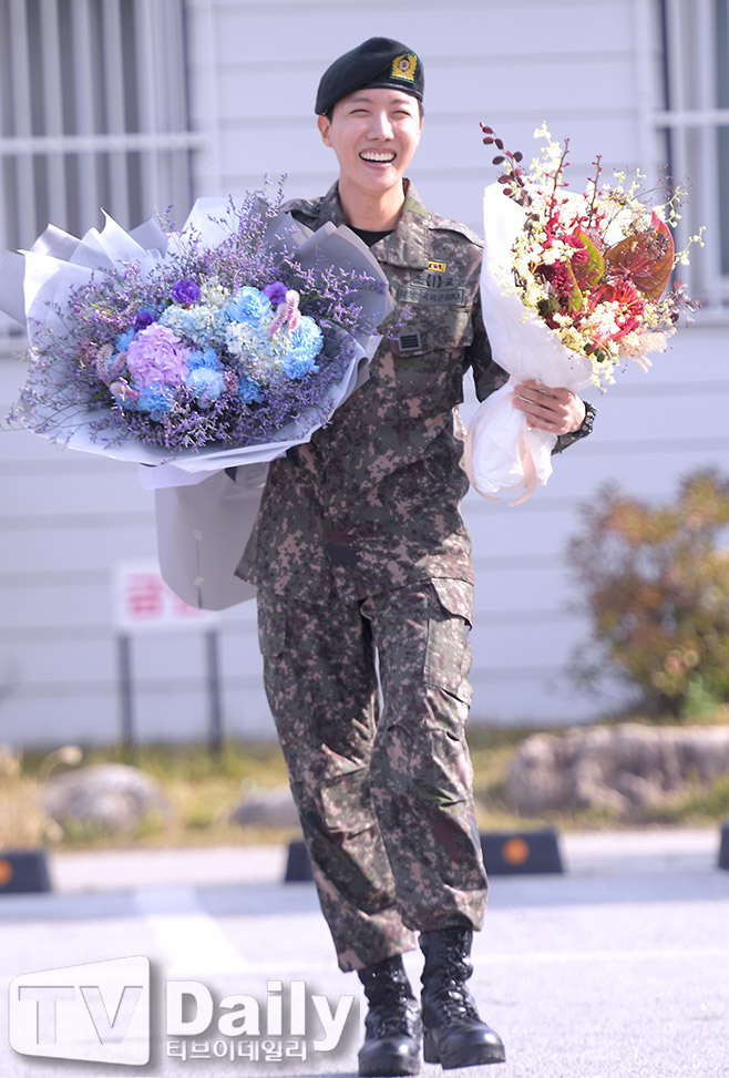hourlyhobi's tweet image. SO HAPPY WITH HIS FLOWERS 😭