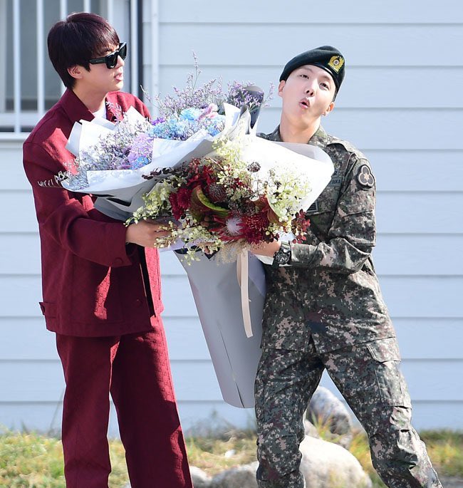 btspicstwt_'s tweet image. [📸 PHOTOS] 

#Jhope official Military Discharge | #Jin (6)

WELCOME BACK J-HOPE  
#OurPieceOfPeacelsHere 
#HOBI_HOMECOMING