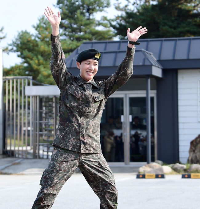 btspicstwt_'s tweet image. [📸 PHOTOS] 

#Jhope official Military Discharge | #Jin (6)

WELCOME BACK J-HOPE  
#OurPieceOfPeacelsHere 
#HOBI_HOMECOMING
