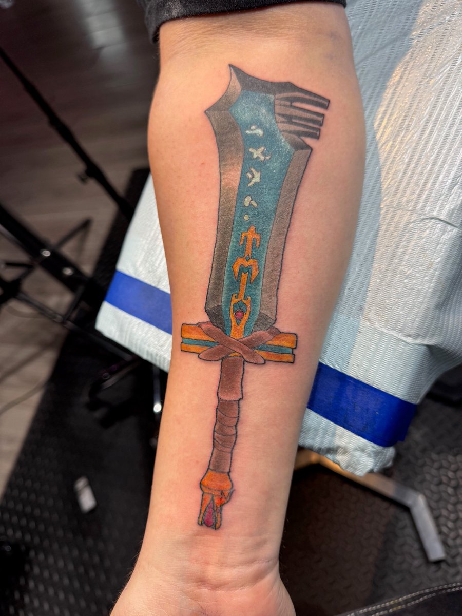 astroluxx_'s tweet photo. @NoogyTweet I remember playing Dust when i was 13 years old. I was in 8th grade, I had recently got an xbox 360 and was looking for games to play. I picked Dust and hit play. From that moment I fell in love with the story, the characters, the MUSIC (my god the music). 1/2 https://t.co/HqbtmvXygw