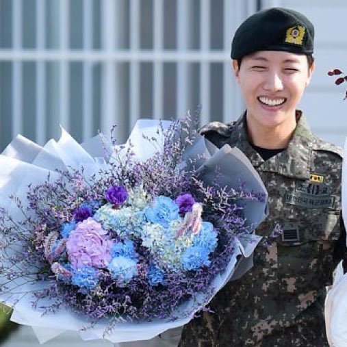 Is that a Mang colored bouquet 😭😭😭