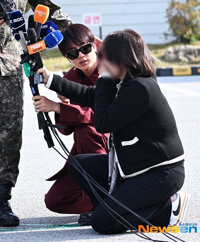 seokjinfile's tweet photo. SHE WAS HOLDING THE MIC FIRST BUT SEOKJIN WENT AND TOOK OVER I LOVE HIM SO MUCH https://t.co/OhZwvznvS3
