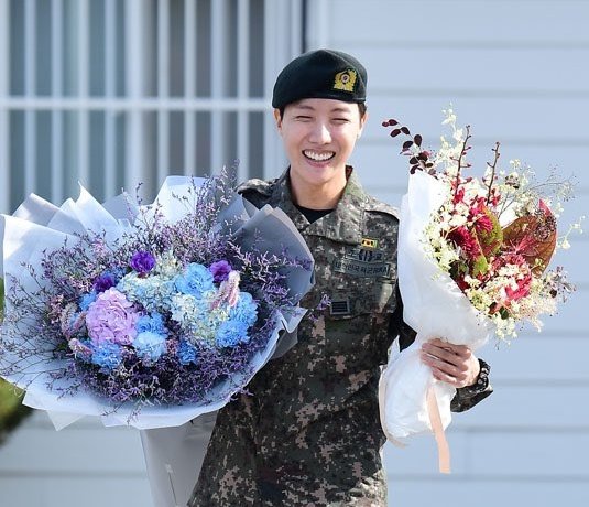 eternalhyyh's tweet photo. His smile is literally more beautiful than the flowers 🥹 https://t.co/lYnbi7SzIy