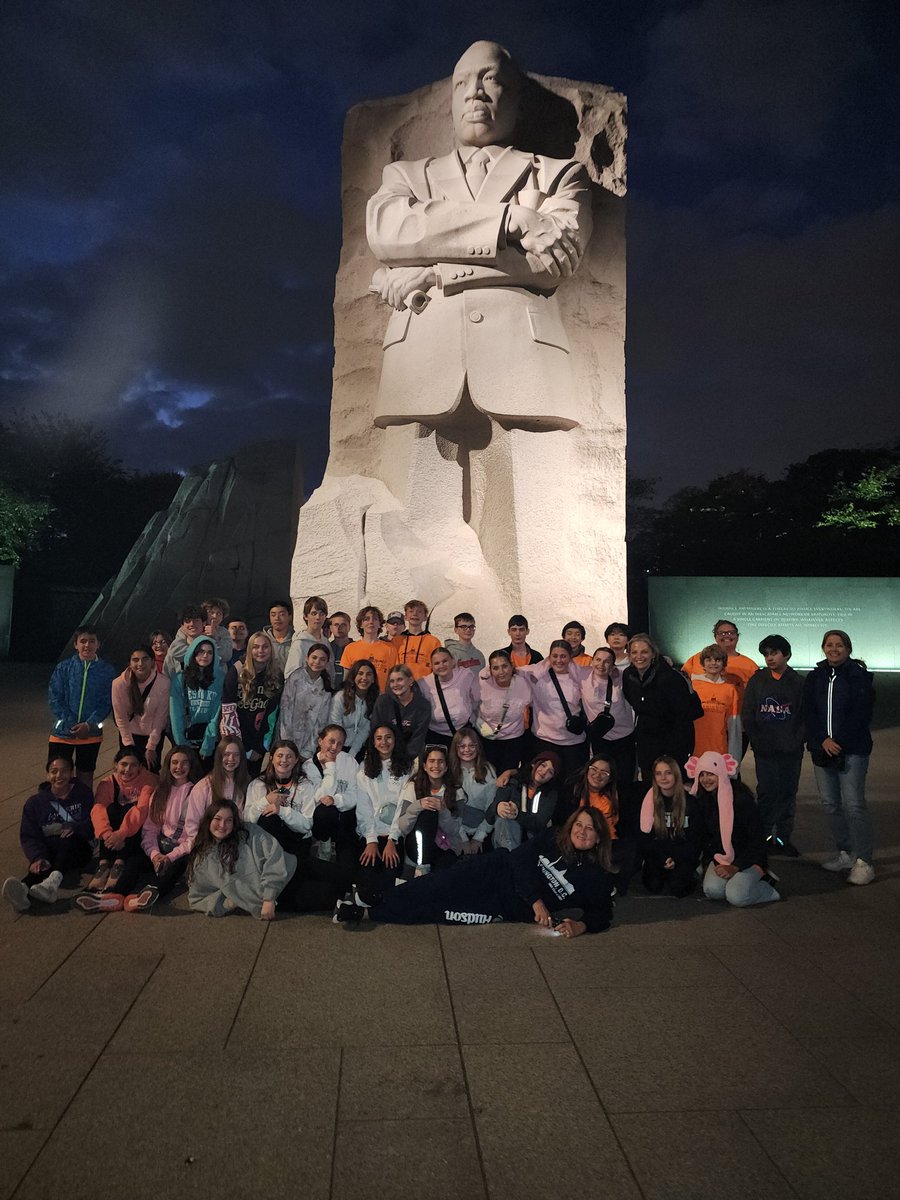 coachmal1's tweet photo. Amazing night with bus 7 in DC!! https://t.co/dg8iaAwonQ