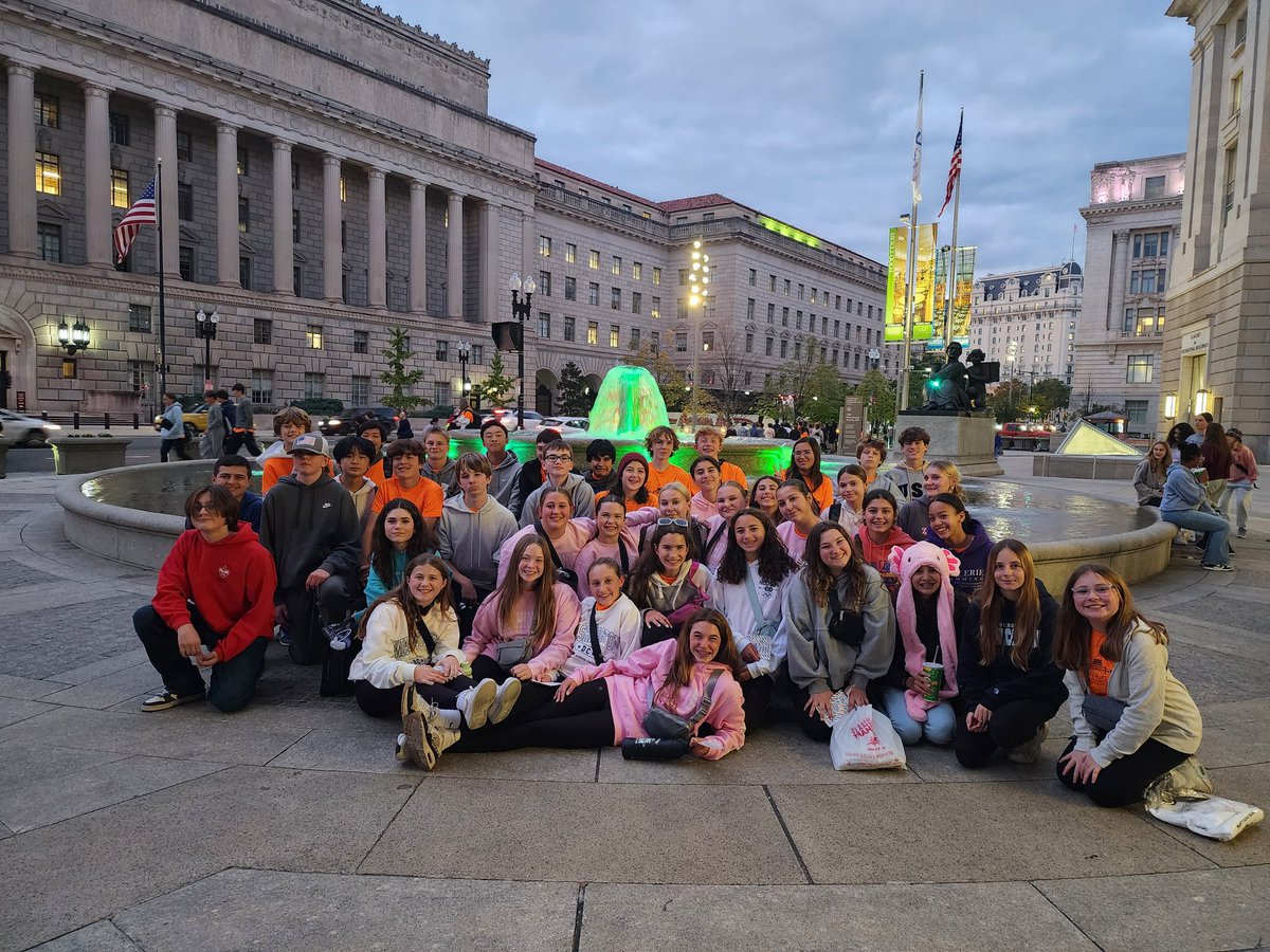 coachmal1's tweet photo. Amazing night with bus 7 in DC!! https://t.co/dg8iaAwonQ