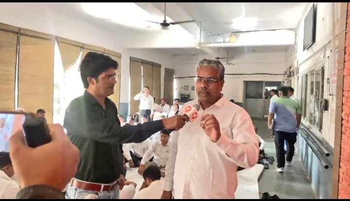 MANISHK50911942's tweet photo. @Sanjay_Sharma8 @forpolicereform श्री अनिल भाटी जी के पिताजी व चाचाजी भी सिद्धान्तिक व न्यायप्रिय वकील रहे हैं👉उनके परिवार में वकालत की डिग्री बेसिक शिक्षा की तरह है
👉गांव ही नहीं पूरे क्षेत्र में सैकड़ों युवा उनके परिवार से प्रभावित होकर वकालत में आयें हैं

👉मैं भी उनसे प्रेरित होकर वकालत की पढ़ाई कर रहा हूं https://t.co/wlbcmdZ5kH