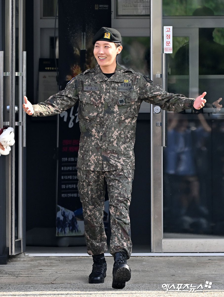 Lilyya03's tweet photo. WELCOME BACK URI JHOPE

#OurPieceOfPeacelsHere 
#JHOPE 
#jhopeiscoming https://t.co/9WVMsetvpN