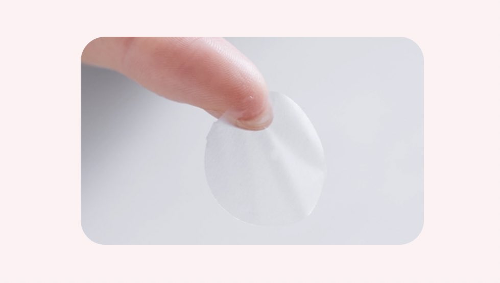 にきび跡、シミレーザー跡に貼る"極薄UVブロックフィルム"filmorがガチで便利すぎる…🥺死ぬほど薄くて貼ってること自分ですら忘れるレベルなのにUVカット率なんと97%…そして取れにくいし蒸れにくいの。私は出来たての触りがちなニキビにも貼ってる(笑)使用用途が多過ぎてまさに『こういうの求めてた