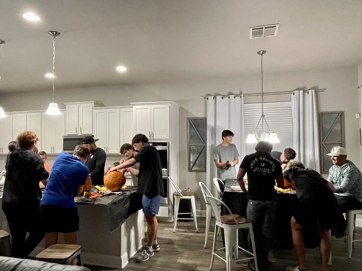 CoachArteaga's tweet photo. QB/RB dinner tonight! We did our best @DudePerfect get crafty competition with our first annual pumpkin carving challenge. We compete at everything! Congrats to pumpkin #4 for bringing home gold! Love these guys! #WorkTheCut #Family 🚨🏴‍☠️ https://t.co/hDwRZZfGZy