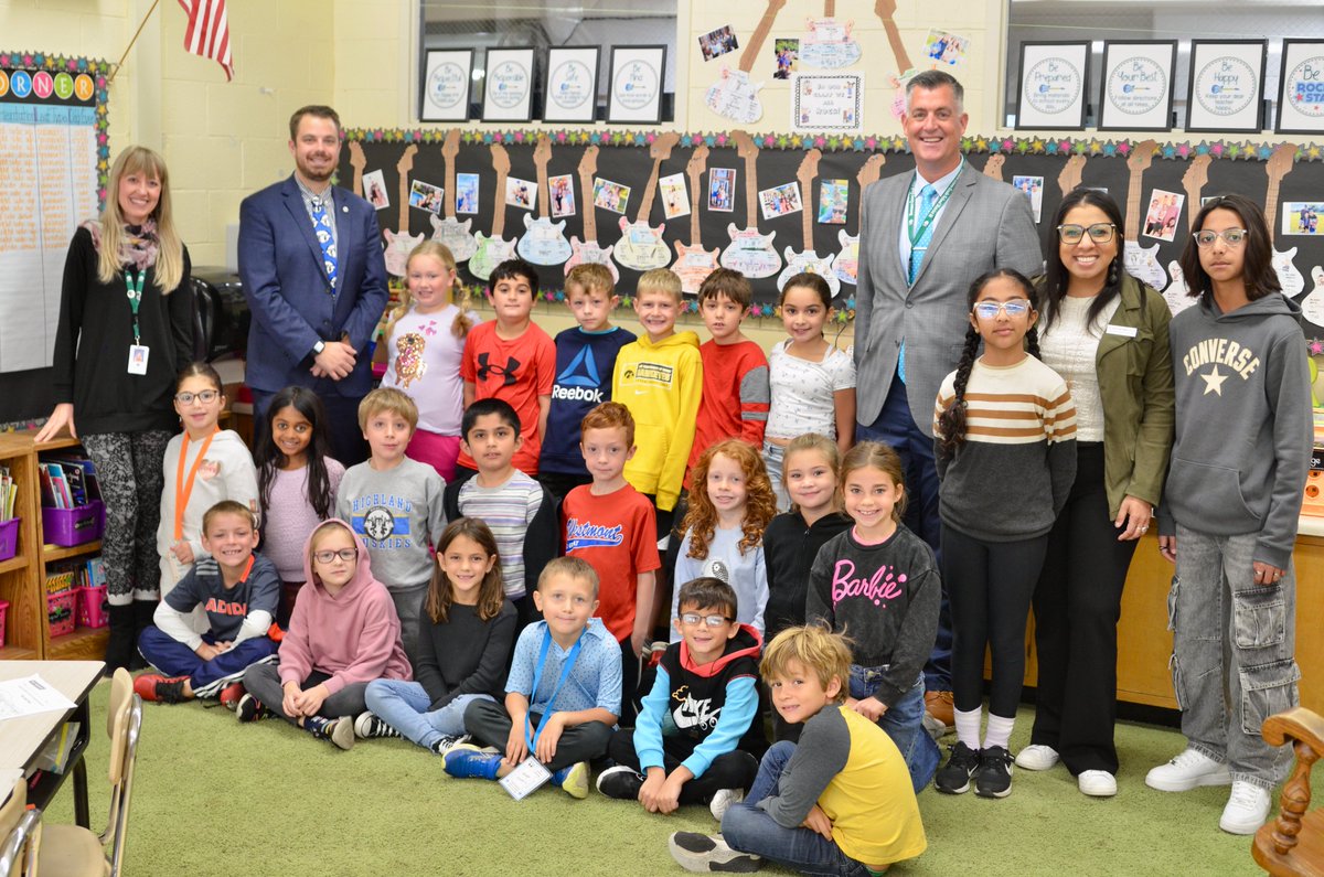 DGDistrict58's tweet photo. Thank you, 2024 Illinois Teacher of the Year &amp; D58 Alumna @DrRMahmood, for visiting @DGDistrict58 schools today!  Students and staff enjoyed learning  with her. See more photos and learn more at https://t.co/ravZdCG5CX. #dg58pride #dg58learns https://t.co/oGWUc0mJ8H