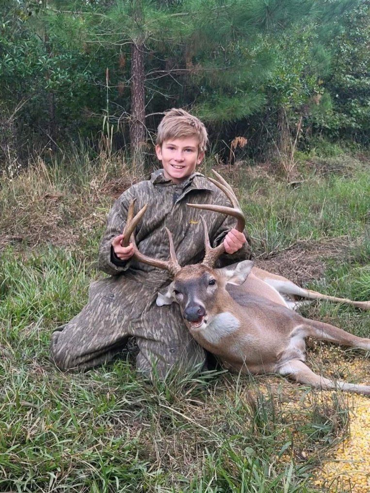 Brianbg25's tweet photo. Proud papa moment tonight. My grandson got his first deer. 8 point. Hate I wasn't there, but still happy for him. #FirstBuck #8Point https://t.co/789nQCO9cQ