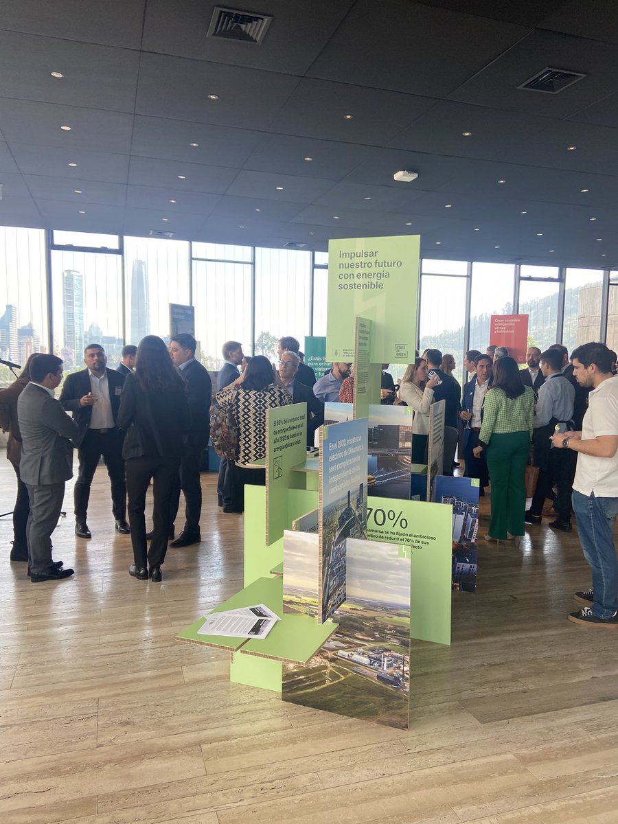 Ayer la Embajada lanzó la Alianza Danesa de Energía y Sustentabilidad en Chile con <a href="/FLSmidth/">FLS</a>, <a href="/Vestas/">Vestas Wind Systems</a>, <a href="/Danfoss/">Danfoss Group</a>, <a href="/Maersk/">Maersk</a> y CIP en <a href="/ONUChile/">ONU Chile</a>. 🇺🇳 Busca fortalecer y compartir soluciones y acciones a favor de la aceleración de la transición verde y descarbonización en Chile. 🇨🇱🤝🇩🇰