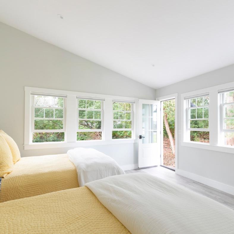 PhilbrookCC's tweet image. With a petite addition, a basic barn is transformed into the perfect guest house.

#BuiltByPhilbrook in collaboration with A3 Architects, inc, Andersen Windows + Doors, Shepley Wood Products #CapeCodHome #CapeCodBuilder #OrleansMA 📷 Grattan Imaging (#2,3)