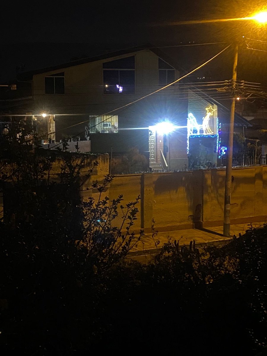 monikeke's tweet photo. Gente privilegiada a la que no se le va la luz pero abusan de su privilegio. En Valle de Los Chillos,Josefina Barba y Manuela Garaicoa, decidieron poner la navidad en octubre,mientras otros tenemos apagones de 10 y 12 horas x día.
La desconexión no solo es energética, es neuronal https://t.co/33KBQdUuaM
