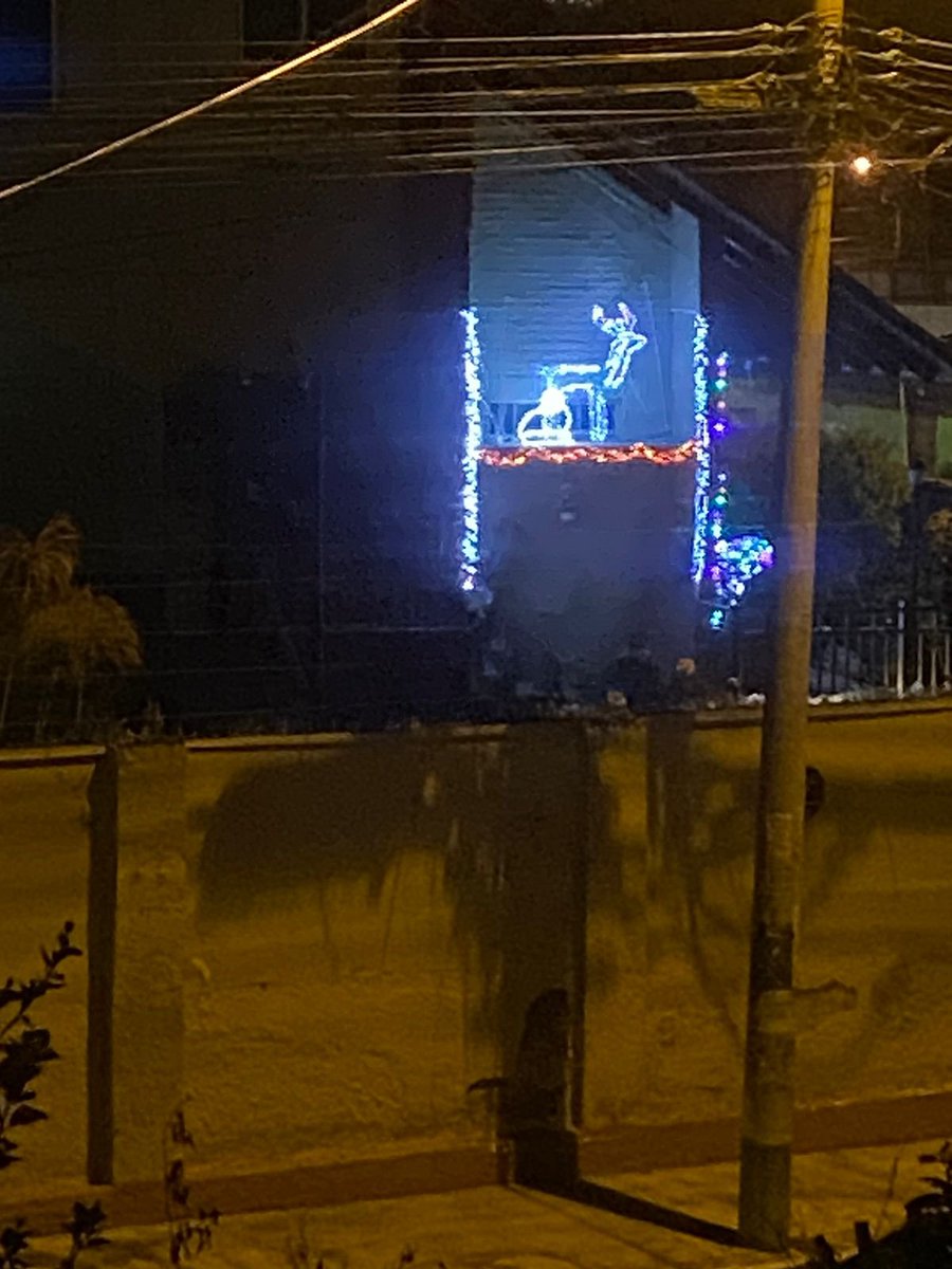 monikeke's tweet photo. Gente privilegiada a la que no se le va la luz pero abusan de su privilegio. En Valle de Los Chillos,Josefina Barba y Manuela Garaicoa, decidieron poner la navidad en octubre,mientras otros tenemos apagones de 10 y 12 horas x día.
La desconexión no solo es energética, es neuronal https://t.co/33KBQdUuaM