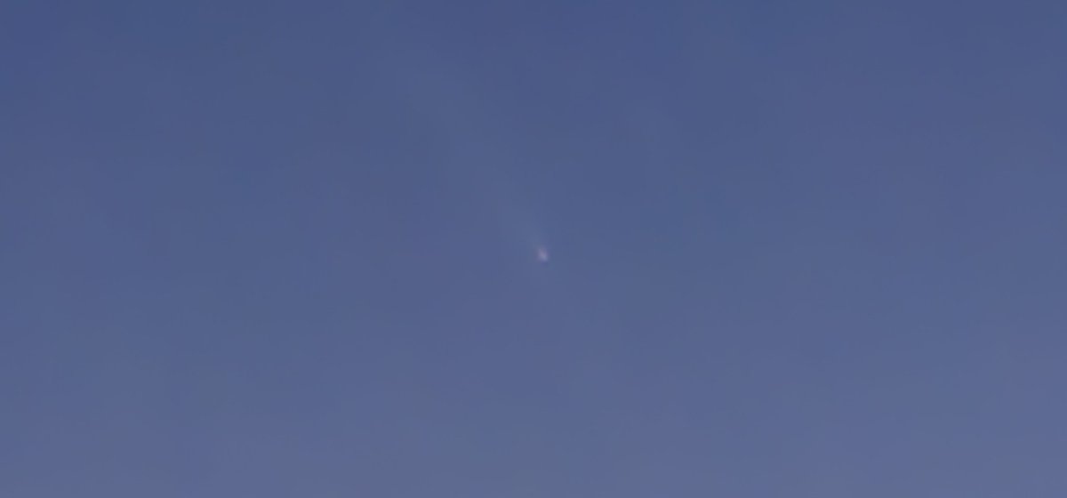 DarixShadowclaw's tweet photo. Got some pictures of the comet tonight. Was glad to be able to see a comet again. The tail on this one was huge. https://t.co/P4uMWqVEvA