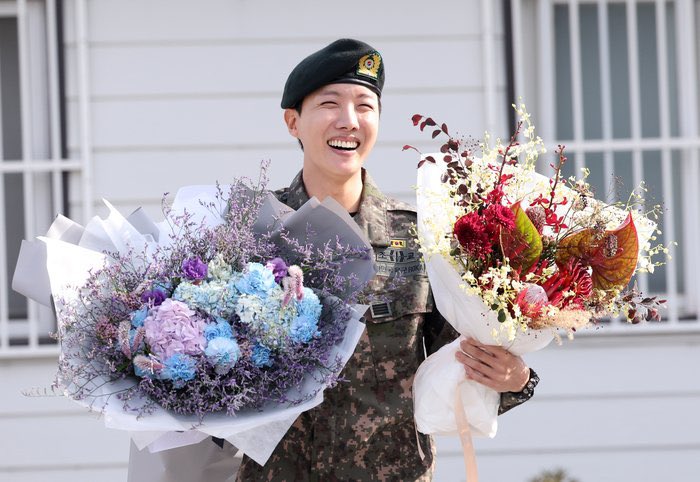 btsbrasil_on's tweet photo. Toda vez que o Hobi sorri, ele sorri duas vezes: uma vez com os olhos e uma vez com os lábios. ☀️❤️‍🩹

Tão lindo e precioso!

WELCOME BACK J-HOPE #WelcomeBackHobi  #OurPieceOfPeaceIsHere #To_Be_Continued_218 https://t.co/jPPbCsuILr