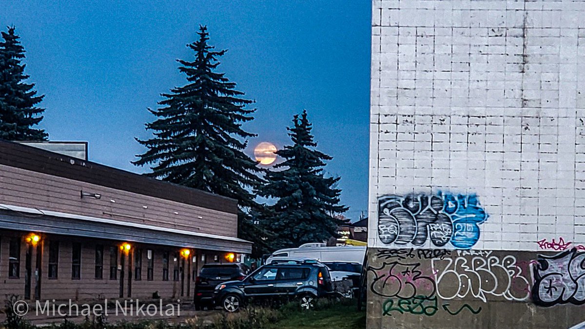 I'm loving this #huntermoon in Sherwood Park tonight! 😍

#FullMoon 
#ShareYourWeather 
#yeg
#StormHour
