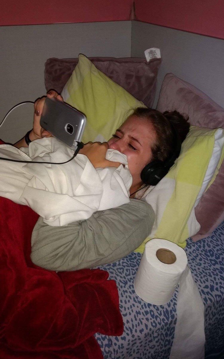 jazbetrace's tweet photo. girls leyendo conversaciones viejas https://t.co/0vWGBtbXFf