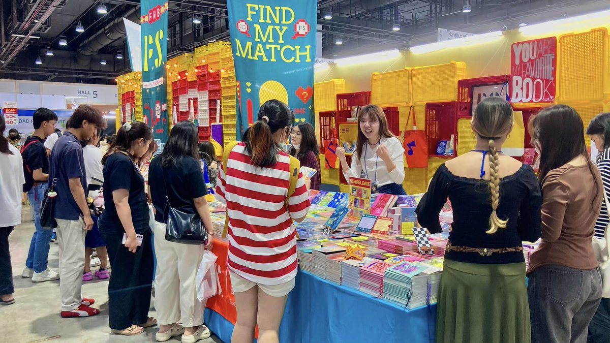 PSpublish's tweet photo. ใครยังไม่แวะ #งานหนังสือ หาเล่มใหม่ ประกบคู่นักขายสุดน่ารัก ต้องมาเจอกันหน่อย✨
.
จะหนังสือปกสวย เนื้อหากินใจ หรือของจุกจิกสุดน่ารัก ก็เรียกได้ว่าขายกันไม่ทันเลยทีเดียว🫰 สายเก็บเล่มพิเศษอย่าง Bang Press ต้องรีบมาเพราะหมดแล้วหมดเลยนะ🫣 ท่องไว้ E15 บูธที่สีจี๊ดดดที่สุด มาเจอกัน!😻 https://t.co/WdrMMoAS10