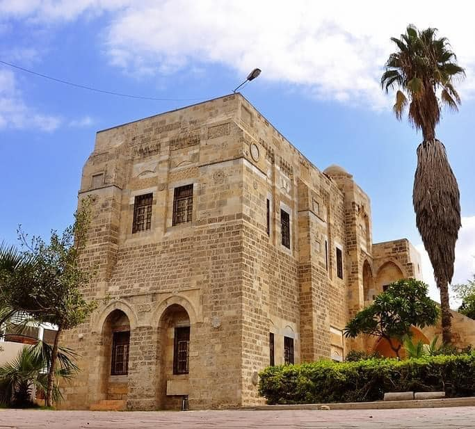 jornalnota's tweet photo. DESABAFO! 🚨Hoje ouvi o escritor palestino Atef Abu Saif,  autor de "Quero estar acordado quando morrer", dizer uma coisa aterradora que me marcou:

Havia em Gaza 9 museus. Israel destruiu todos em poucos meses. Nestes museus haviam relíquias arqueológicas como peças fenícias de 4 mil anos atrás. Todas foram destruídas. Tudo. 

Não houve uma comoção pública de intelectuais ocidentais. Não houve manifestos nos museus, nem tampouco viralizações como quando ativistas tacam coisas nos vidros de obras européias. 

Mas o mais triste é o que está no fundo de tudo isso: Israel não quer apenas expulsar palestinos da terra e tomar todo seu território, Israel não quer sequer matar todos os palestinos de uma vez. Israel não quer SÓ apagar a história palestina.

O objetivo de Israel é destruir TODOS OS FEITOS dos palestinos na história. Assim, se um palestino encontrou um artefato fenício de 4 mil anos atrás, que se destrua inclusive O ARTEFATO de modo que não exista no mundo nenhum registro de que tenha existido alguma coisa que seja palestina nessa terra.

Isso é aterrador. 

📷Qasr al-Basha antes e depois 🇵🇸