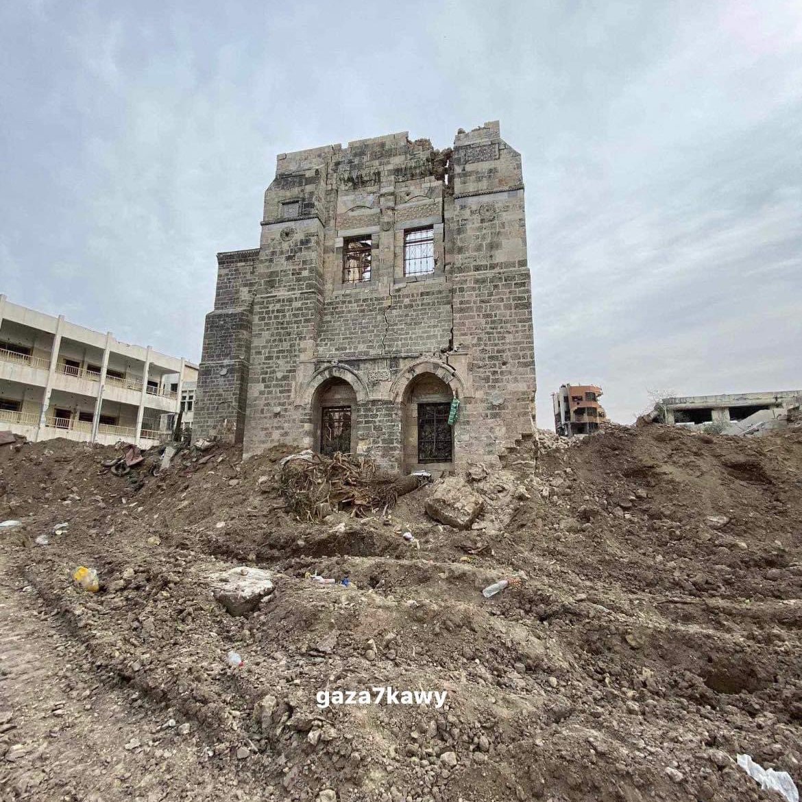 jornalnota's tweet photo. DESABAFO! 🚨Hoje ouvi o escritor palestino Atef Abu Saif,  autor de "Quero estar acordado quando morrer", dizer uma coisa aterradora que me marcou:

Havia em Gaza 9 museus. Israel destruiu todos em poucos meses. Nestes museus haviam relíquias arqueológicas como peças fenícias de 4 mil anos atrás. Todas foram destruídas. Tudo. 

Não houve uma comoção pública de intelectuais ocidentais. Não houve manifestos nos museus, nem tampouco viralizações como quando ativistas tacam coisas nos vidros de obras européias. 

Mas o mais triste é o que está no fundo de tudo isso: Israel não quer apenas expulsar palestinos da terra e tomar todo seu território, Israel não quer sequer matar todos os palestinos de uma vez. Israel não quer SÓ apagar a história palestina.

O objetivo de Israel é destruir TODOS OS FEITOS dos palestinos na história. Assim, se um palestino encontrou um artefato fenício de 4 mil anos atrás, que se destrua inclusive O ARTEFATO de modo que não exista no mundo nenhum registro de que tenha existido alguma coisa que seja palestina nessa terra.

Isso é aterrador. 

📷Qasr al-Basha antes e depois 🇵🇸