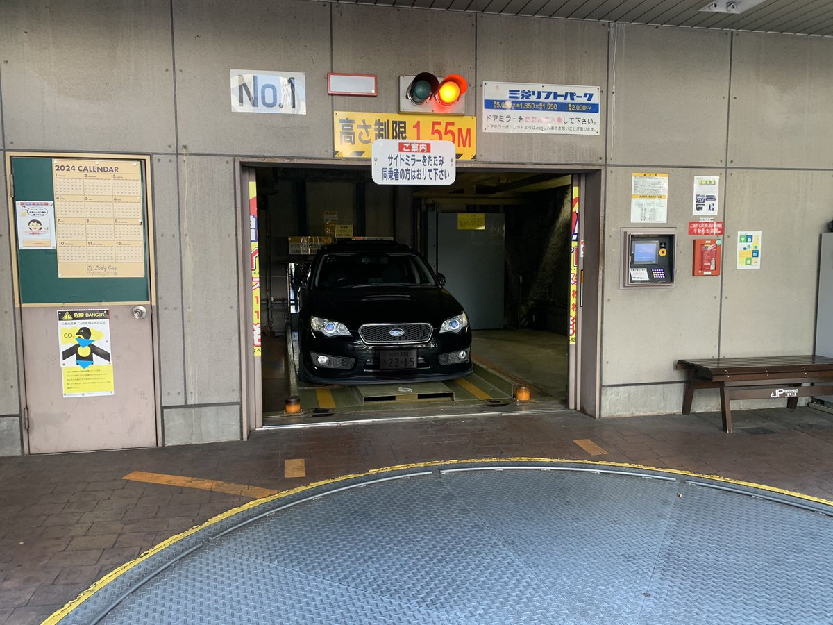 yu_S15BP5_960R's tweet photo. ゴンドラ型立体駐車場から出る時ってなんかいい。
#スバル
#レガシィ
#BPBL
#立体駐車場 https://t.co/EtGaha7EtF