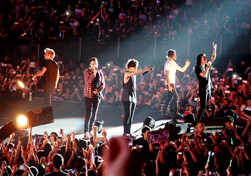 harrymoonchild's tweet photo. I can’t believe this is the last ever photo of 5/5 one direction on stage https://t.co/UvHfQGdswC