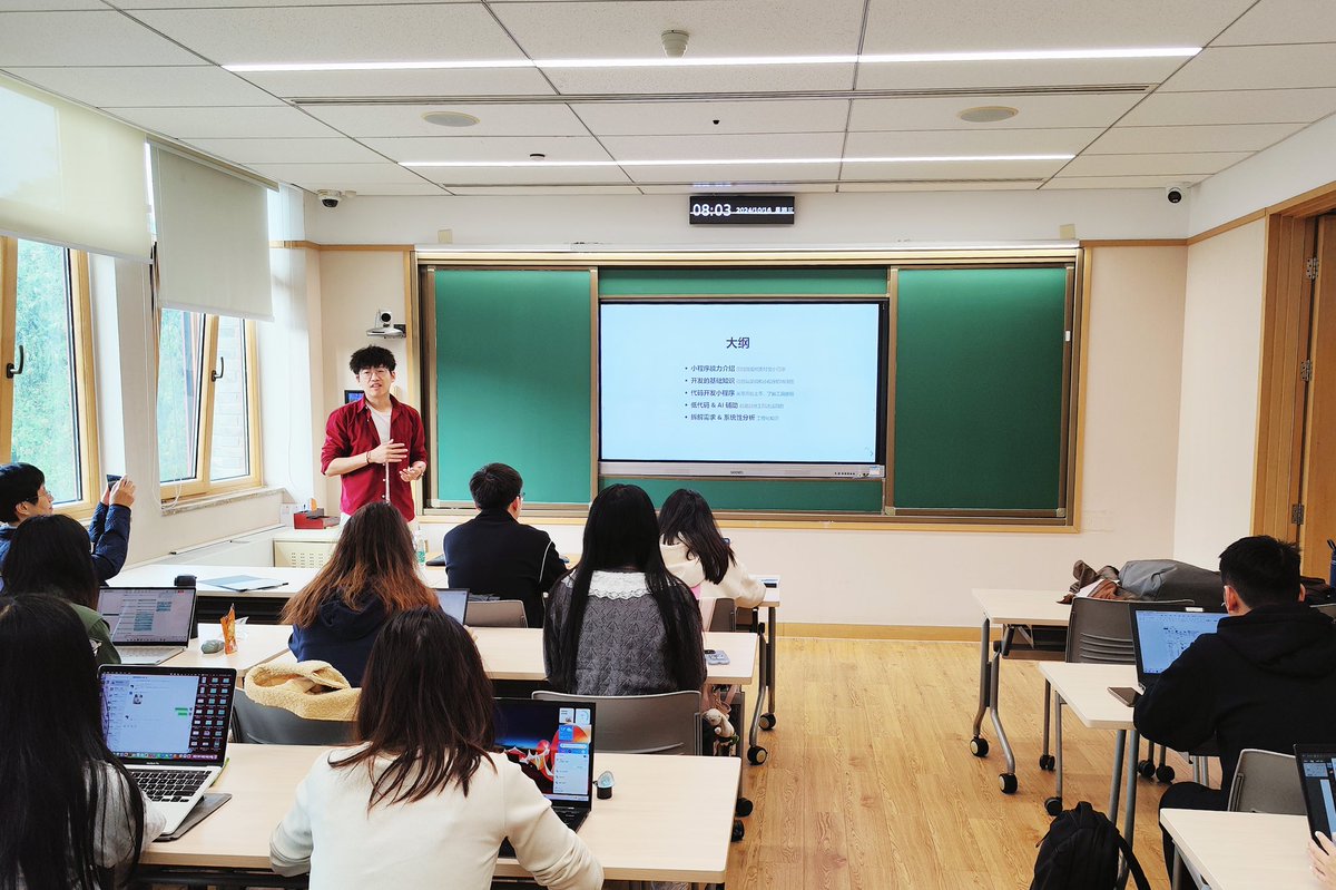 同学们没有一点班味儿，真好