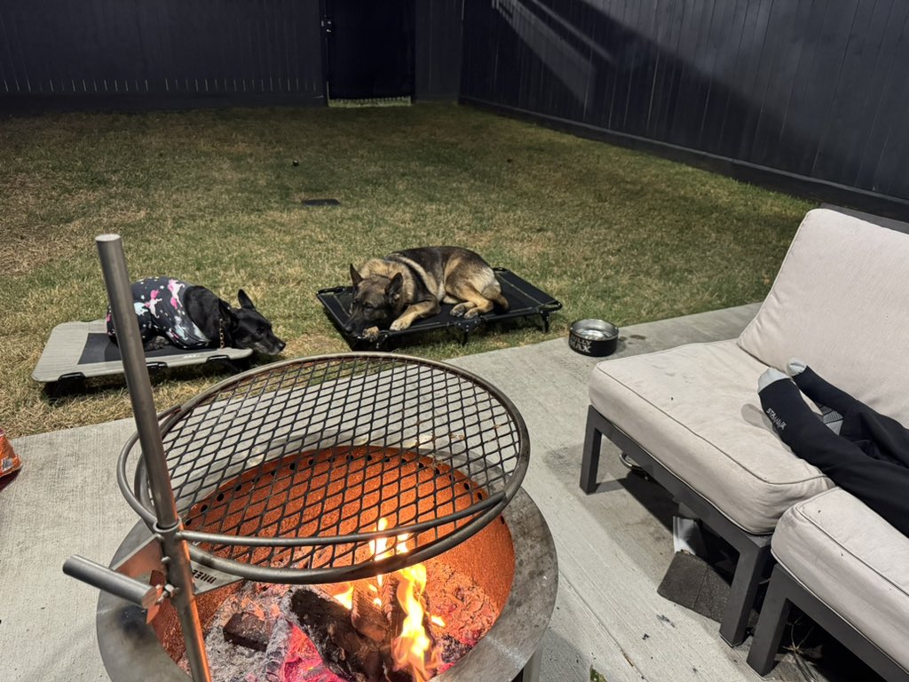 HaydenAnz's tweet photo. Finally some fall weather in Houston! https://t.co/EeIT8lbl07