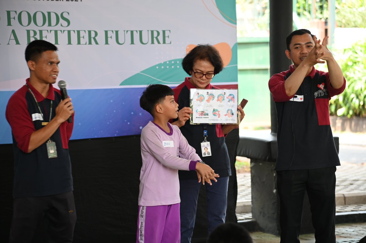 htlborobudurjkt's tweet photo. Celebrating Global Handwashing Day and World Food Day with the empowering theme “Right to Food for a Better Life and a Better Future.” Yesterday, we are joined by the bright young minds from SDN 03 Senen.
#hotelborobudurjakarta #arthagrahapeduli #GlobalHandWashing #WorldFoodDay https://t.co/RpjWxeDOfJ