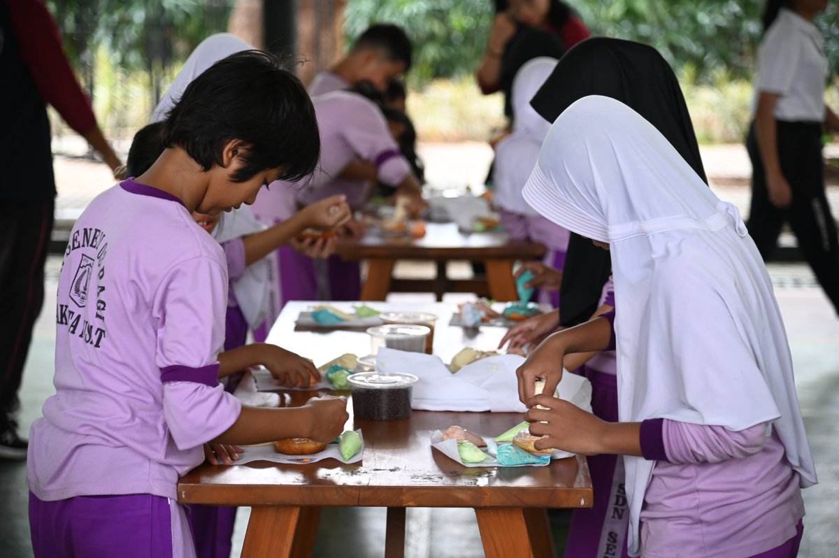htlborobudurjkt's tweet photo. Celebrating Global Handwashing Day and World Food Day with the empowering theme “Right to Food for a Better Life and a Better Future.” Yesterday, we are joined by the bright young minds from SDN 03 Senen.
#hotelborobudurjakarta #arthagrahapeduli #GlobalHandWashing #WorldFoodDay https://t.co/RpjWxeDOfJ