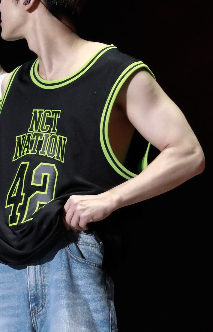 absinthesin's tweet image. ⠀ ⠀

               “ผู้ชายมองจนเหลียวหลังเลยนะ” 

               “เอ๊าะ ก็แน่สิ เพราะควินนี่สวย ตัวเร้ก น่ารัก”

               “แต่ชะนีก็มองกล้ามหล่อนจนเหลียวหลังเหมือนกันนะ”

              #TrinityVerse
            
⠀